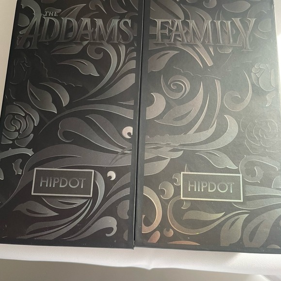 HIPDOT x Addams Family Limited Edition Makeup Set 3 Lipsticks Pin And Eyeshadow - Picture 2 of 15